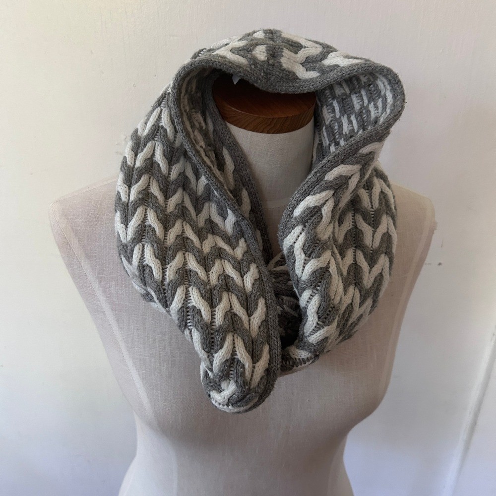 Calvin Klein Infinity Scarf Womens OS Grey White Chevron Knit Winter Snood